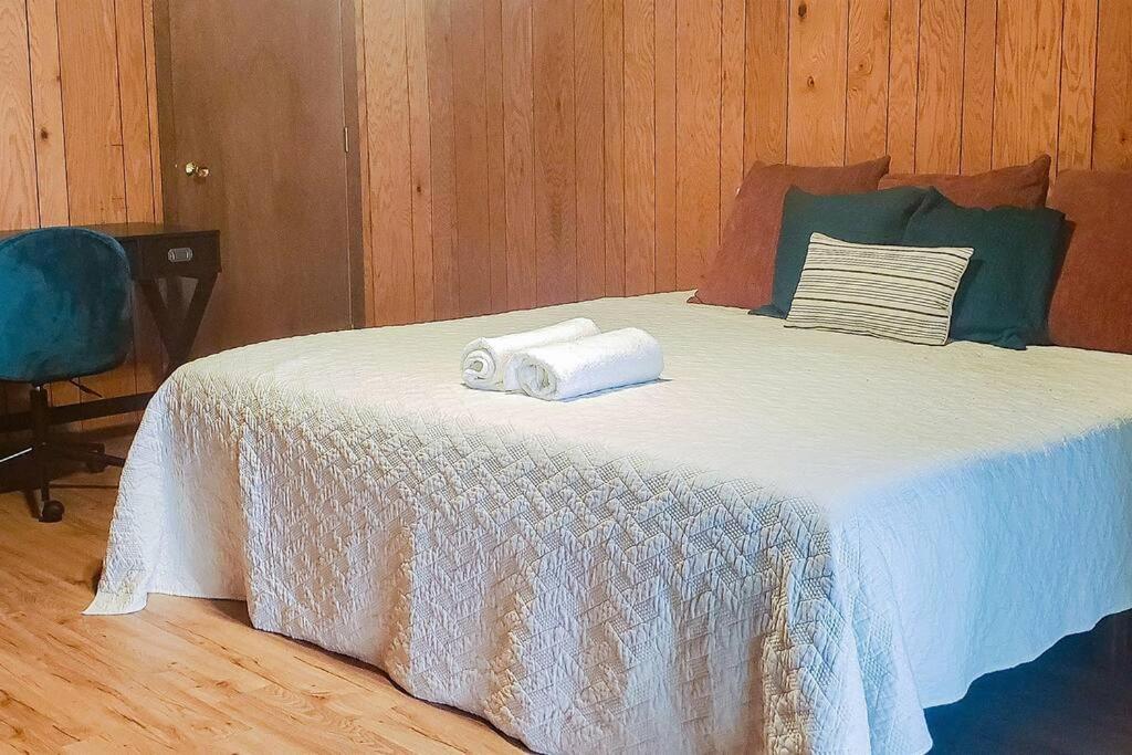 Fall Getaway Resort-3 King Suites, Dog-Friendly Seeley Экстерьер фото